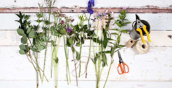 Our summer hand tied posy workshop… an evening of flowers and fizz