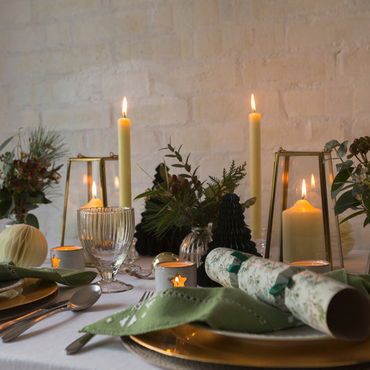 Create some festive calm with a natural, elegant tablescape…