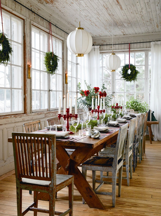 Natural and elegant Christmas decorating with fresh foliage and flowers